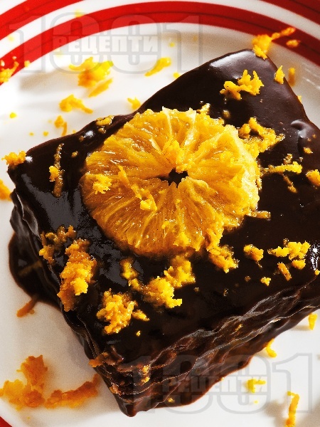 Бисквитена торта с нишестен крем пудинг какао, глазура от разтопен шоколад и портокал - снимка на рецептата